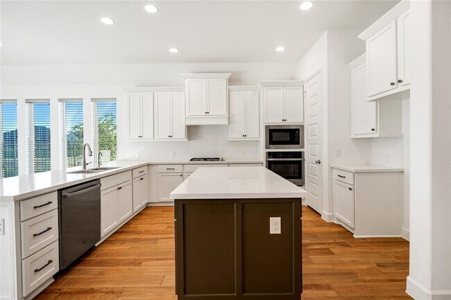 Building Photo - 15906 Golden Trails Ct