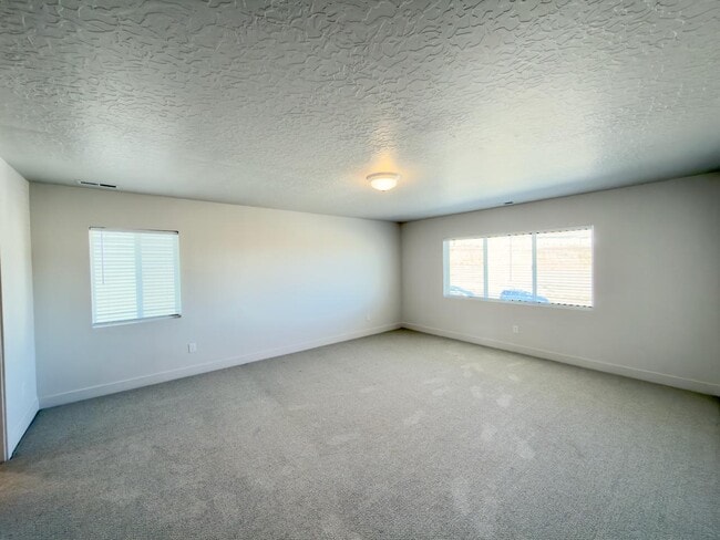 Building Photo - 414 W Snowberry Dr