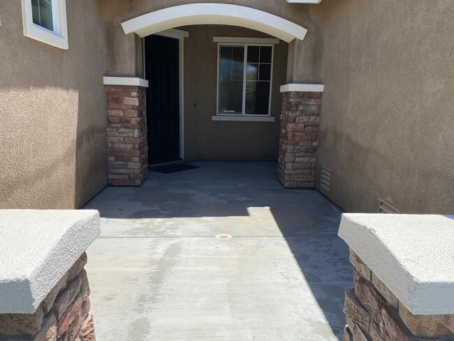 Building Photo - Rosamond 4 bedroom