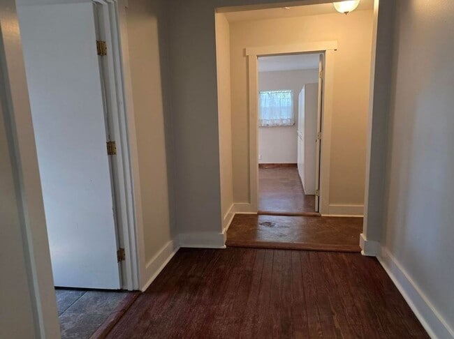 Building Photo - FOR LEASE!!