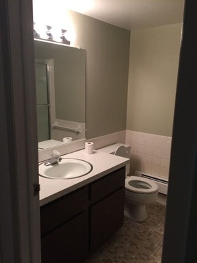 Building Photo - Royal Oak One Bedroom Apartment