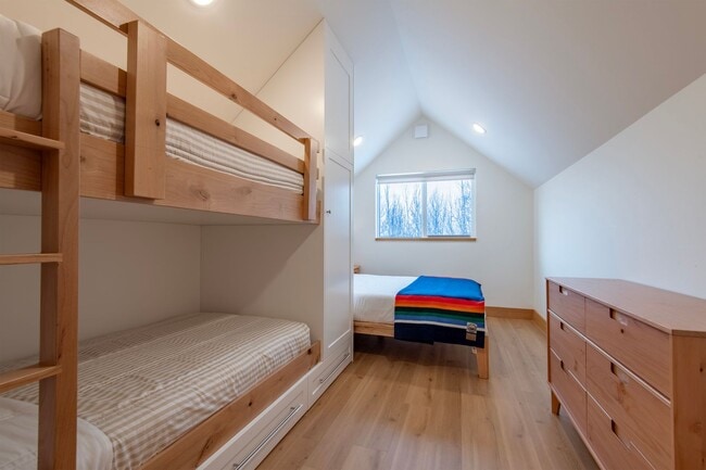 Building Photo - Seasonal Rental 10/1/25 - 5/30/26 Modern F...
