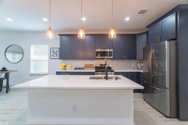 Building Photo - Modern Living with WATER, GAS & ALARM SYST...