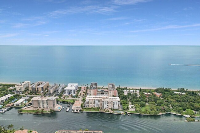 Building Photo - 1147 Hillsboro Mile