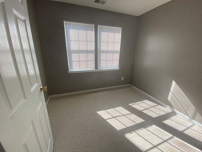 Building Photo - Price reduced**Move-in Ready!