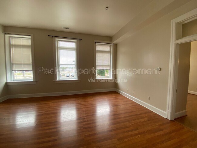 Building Photo - 244 N Sycamore St