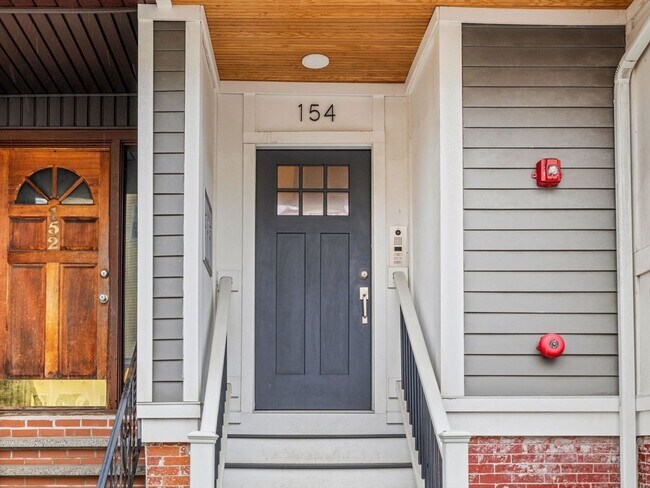 Building Photo - 154 Lexington St