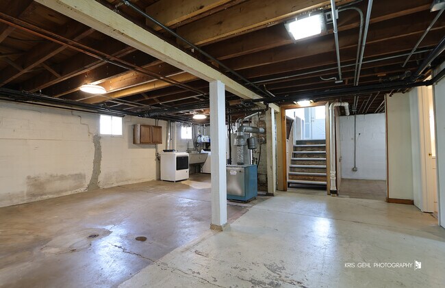 Building Photo - 324 W Slade St