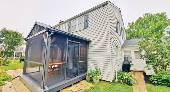 Building Photo - Fully Furnished 4 Bed / 1-1/2 Bath Single Family Home w/2 Car Garage