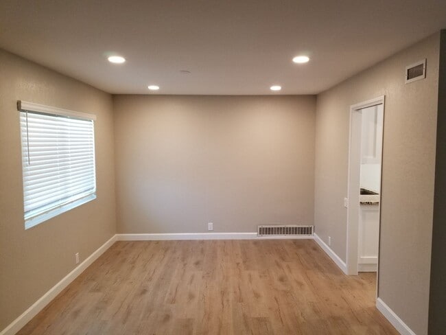 Building Photo - 16598 Bernardo Oaks Dr