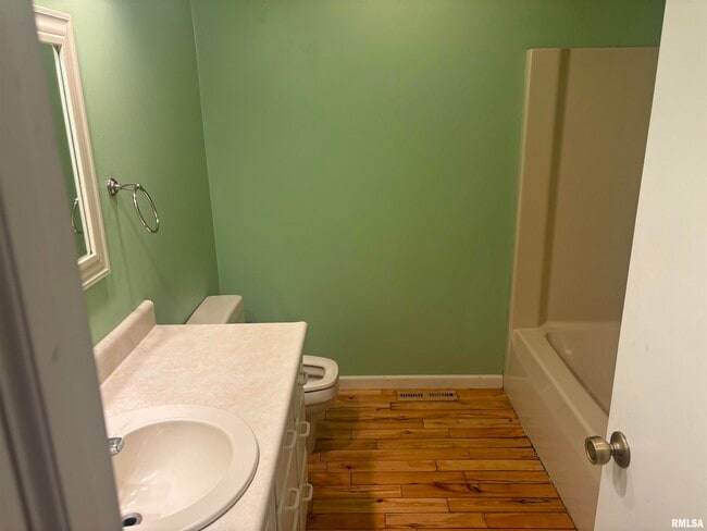 Building Photo - 705 Crestview Dr