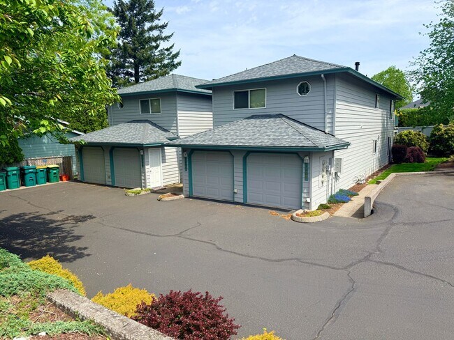 Building Photo - Large 980sq. 1 bedroom apartment with attached garage plus 1 parking space