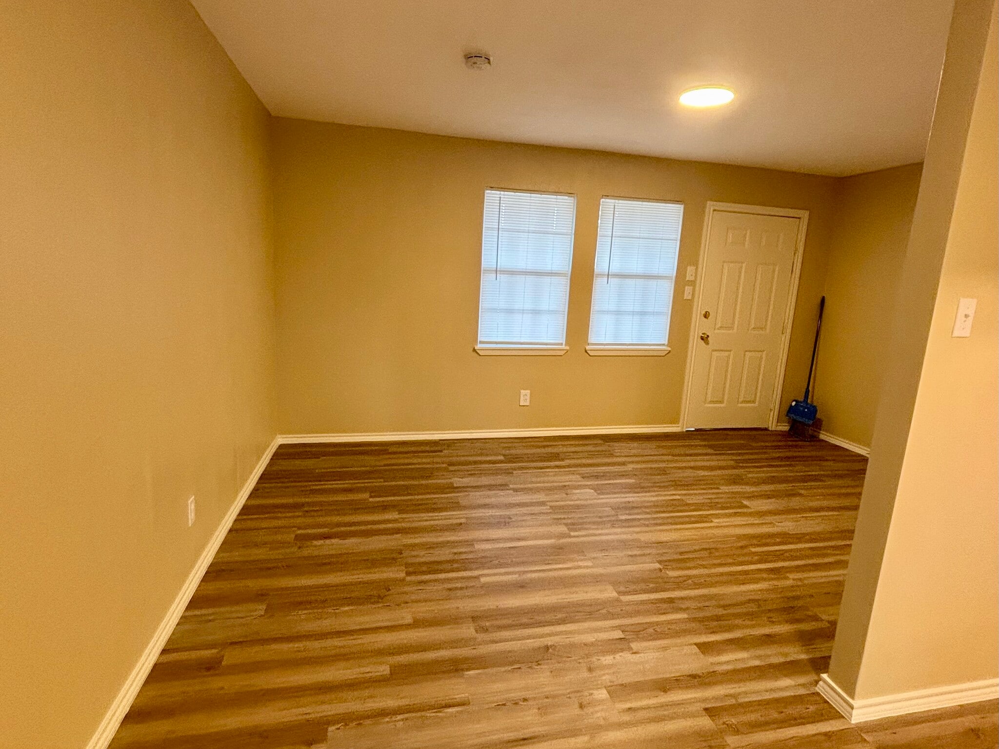 Living room - 104 S Keralum Ave