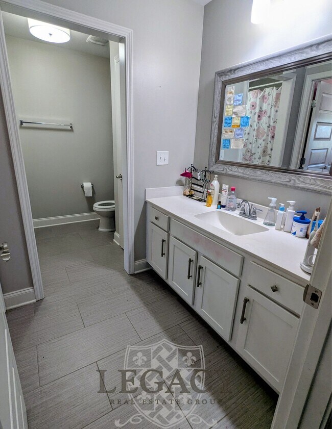 Building Photo - 6150 Christmas Dr