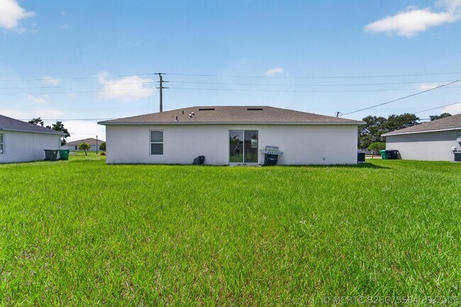 Building Photo - 1051 SW Becker Rd