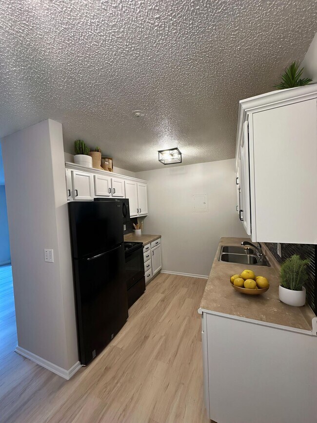 Building Photo - 2 Bed 1 Bath – $766 Effective Rent w/ Move-In Special
