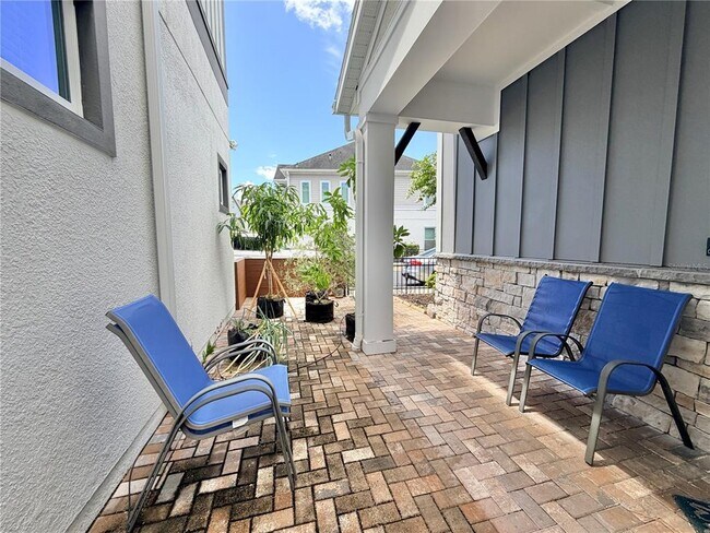 Building Photo - 660 Rosewood Way