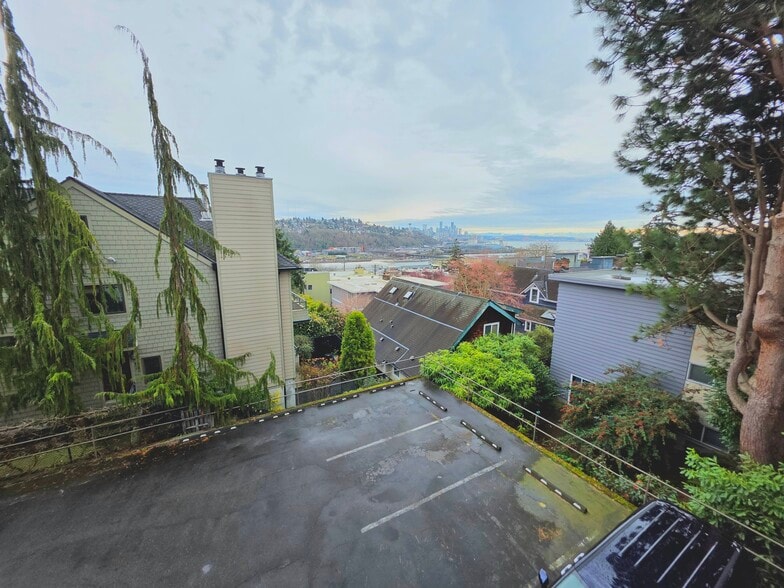 Building Photo - 2012 Thorndyke Ave W