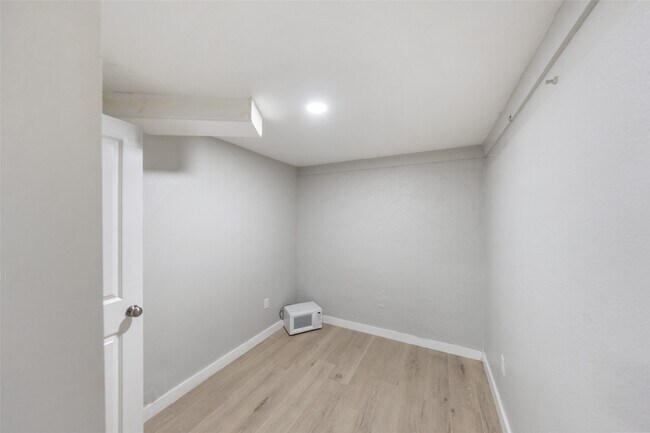 Building Photo - 213 Caplin St
