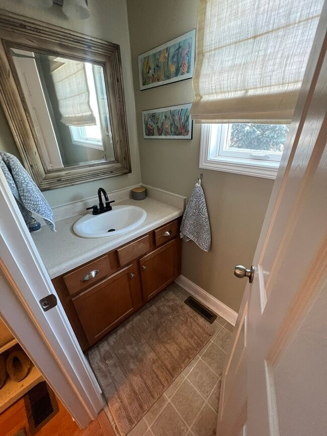 Building Photo - Great family home next door to Edwards Elementary in west Ames-4 bedroom 3 1/2 baths, 2 car garag...