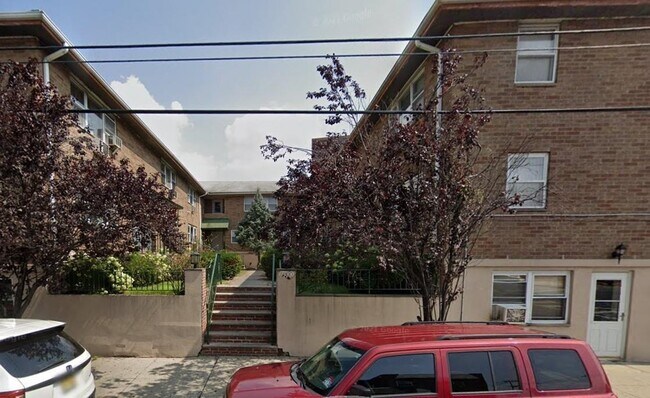 Building Photo - 5800 Broadway