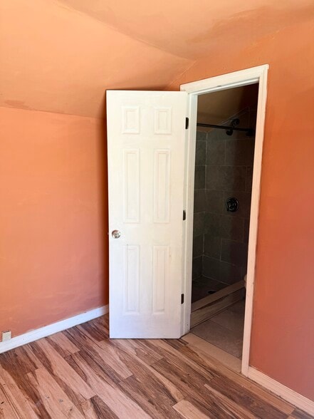 Separate bathroom - 331 NE 26th Ct
