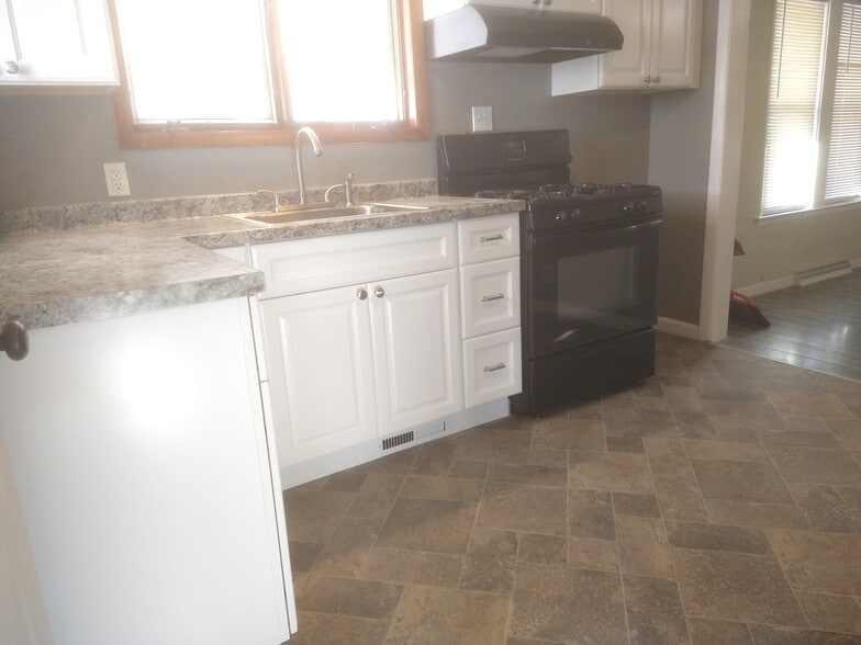 Kitchen - 1759 Barrows St