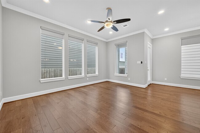 Building Photo - 1624 W 24th St