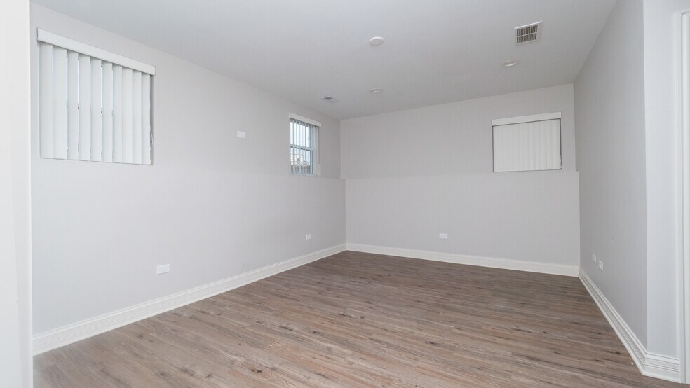 Building Photo - 4735 S Michigan Ave