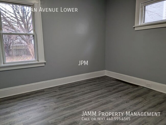 Building Photo - Updated 2-Bedroom Duplex Apartment in West...