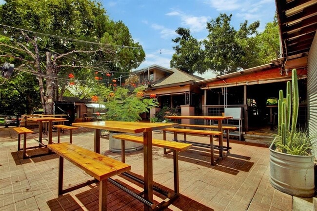 Building Photo - 1900 Cedar Ave