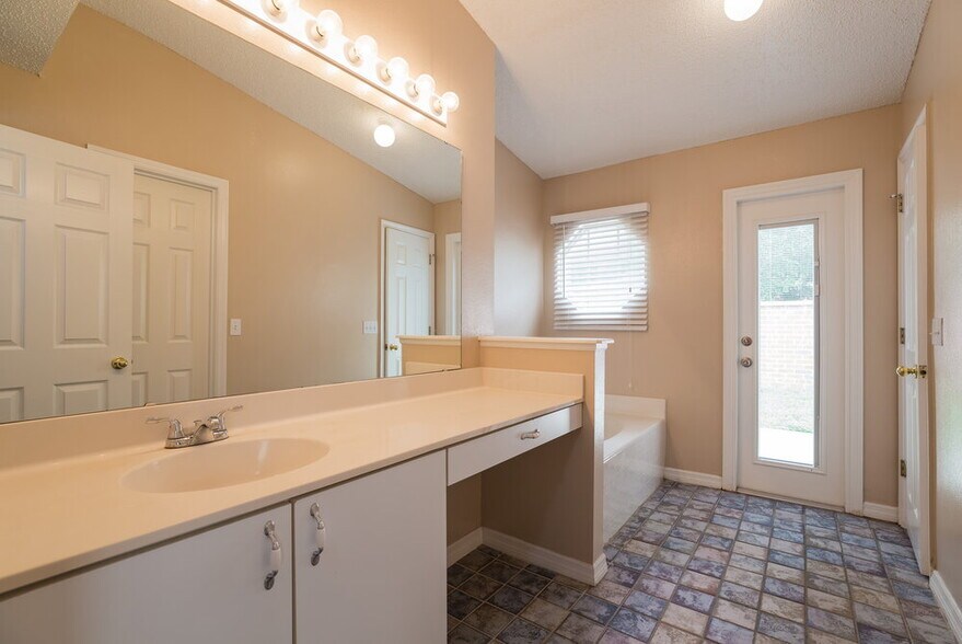 Building Photo - 125 Sterling Pine St