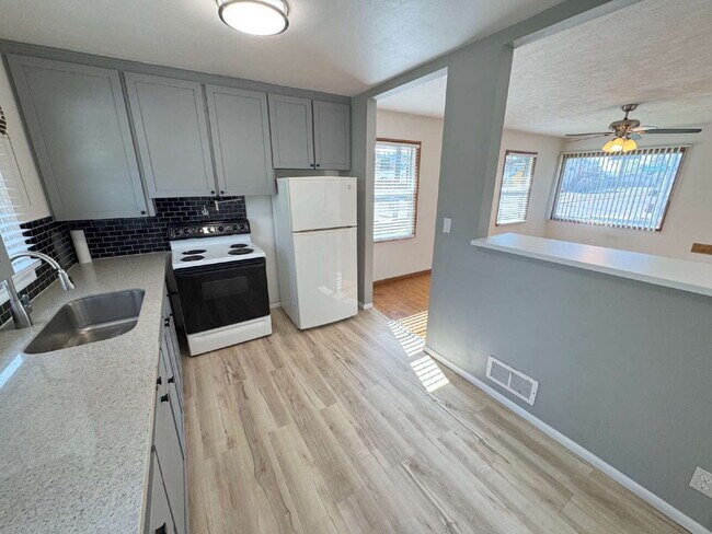 Building Photo - 1 Bed First Floor Quadplex Unit
