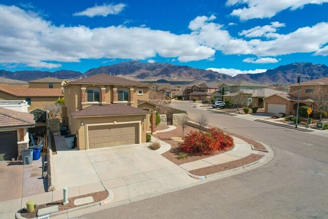 Building Photo - Beautiful Corner lot House