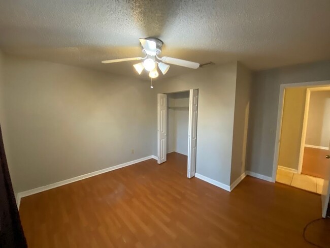 Building Photo - 3 Bedroom 2 Bath Home in Edgewater for RENT!