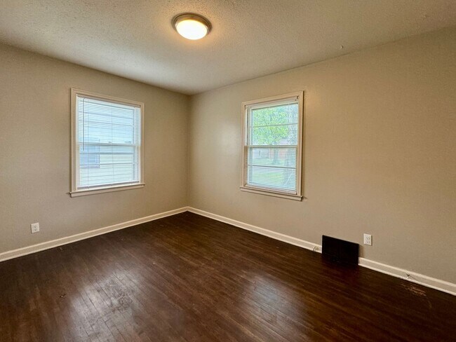 Building Photo - 2 Bedroom 1 Bathroom House