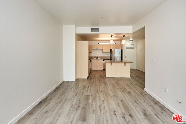 Building Photo - 630 W 6th St