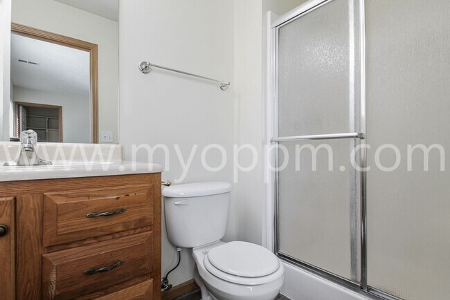 Building Photo - 2 Bedroom / 2 Bathroom Unit | Cornhusker Creek Apartment