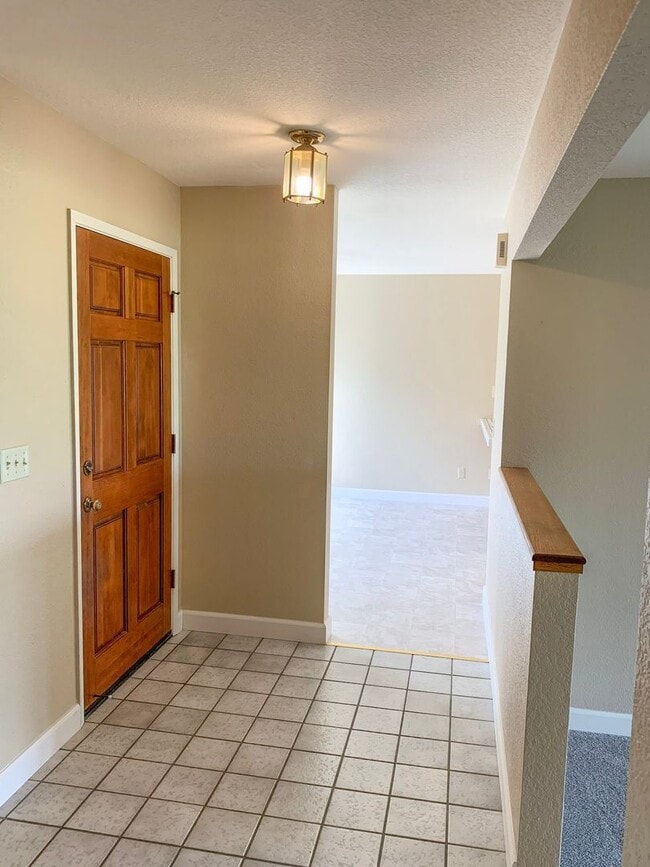 Building Photo - 2 Bedroom / 2.5 Bath Condo in Ridgemark