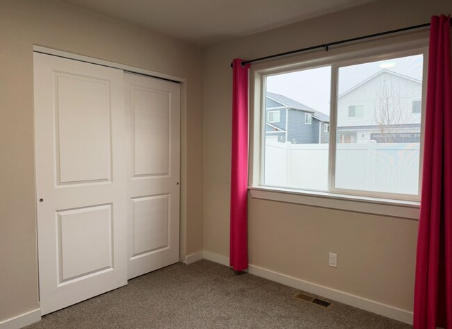 Building Photo - Beautiful Kalispell Home