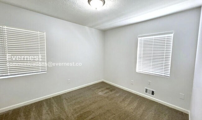 Building Photo - Limited Time Special Offer /3-Bedroom Home with Garage / Pet-Friendly / Available Now!