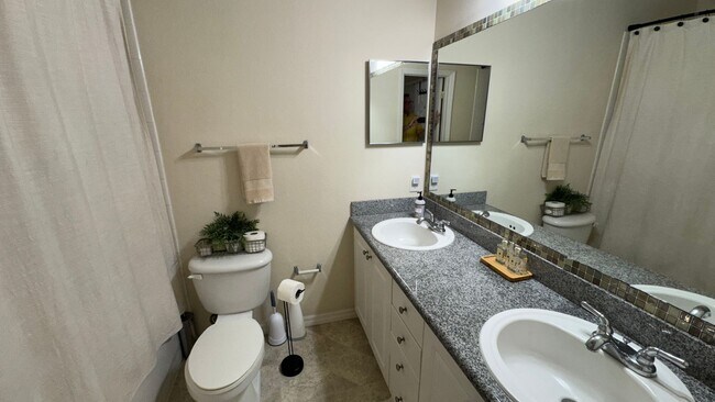 Building Photo - Unfurnished Annual Rental Available 1/1/26