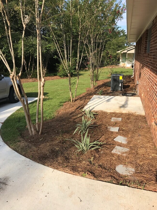 Building Photo - Beautiful home in quiet neighborhood