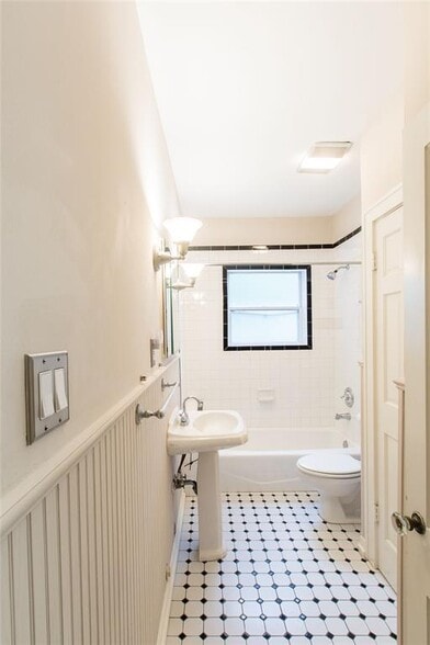 bathroom - 1212 Milford St