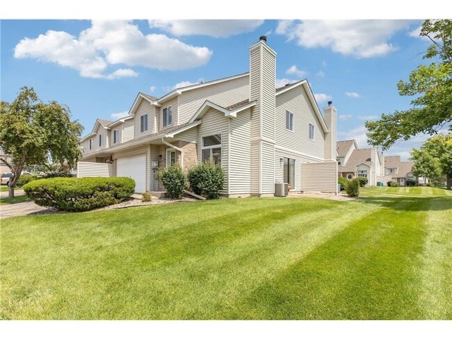 Building Photo - 2 Bed + Loft End Unit Townhome- Available 6/1