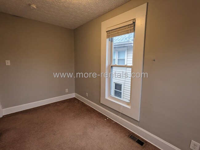 Building Photo - 404-406-406 E Deshler Ave
