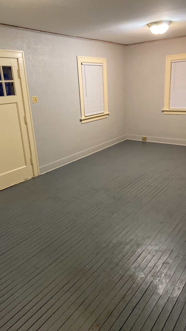 Building Photo - 947 Center Point Rd NE