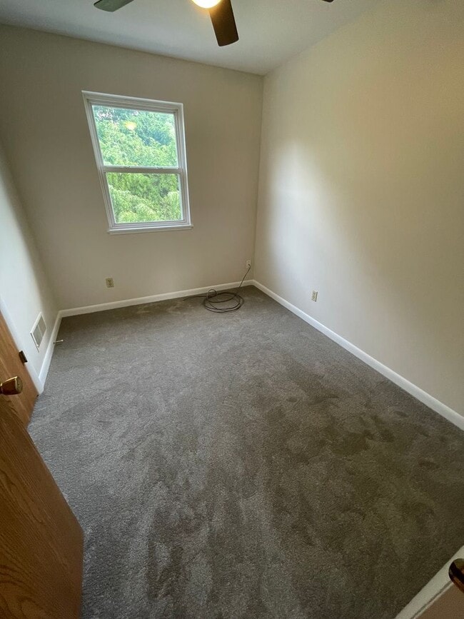 Building Photo - 3 Bed 1.5 Bath Updated Townhouse in Manche...