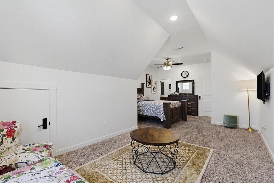 Building Photo - 703 S Hickory Dr