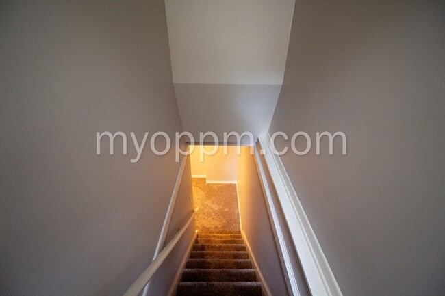 Building Photo - Spacious 4 Bed 2 Bath Home!